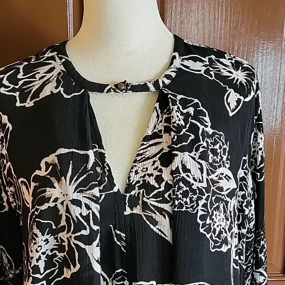 Free People-blk/iv/tan long sleeved print top with band around neck. S/M. NWT.